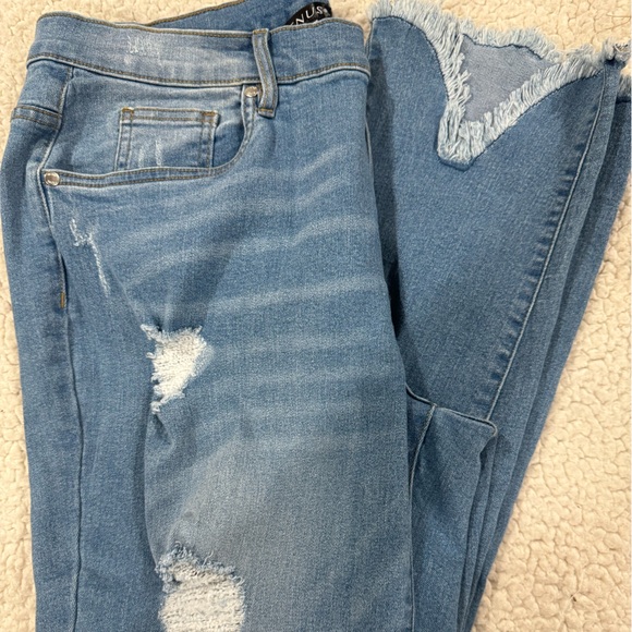 NWOT VENUS DISTRESSED JEANS - Picture 4 of 5